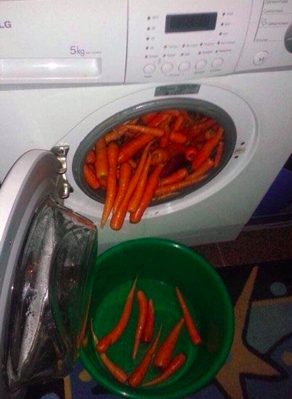 14. Простой, а главное - быстрый способ мытья моркови...