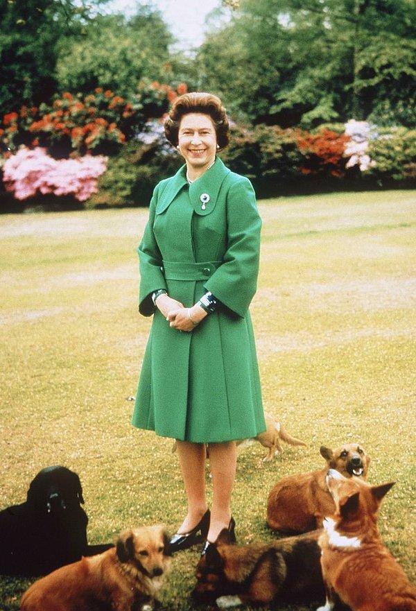 9. Kraliçe II. Elizabeth ve Corgis köpekleri