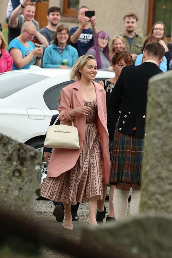Khaalesi'miz Emilia Clarke ise düğüne oldukça sade pembe elbisesiyle ve ejderhasız olarak katıldı.