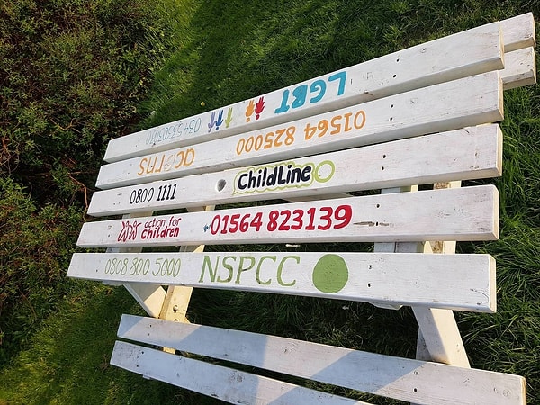 10. Стол для пикника с номерами экстренных служб, если во время отдыха что-то пойдет не так.