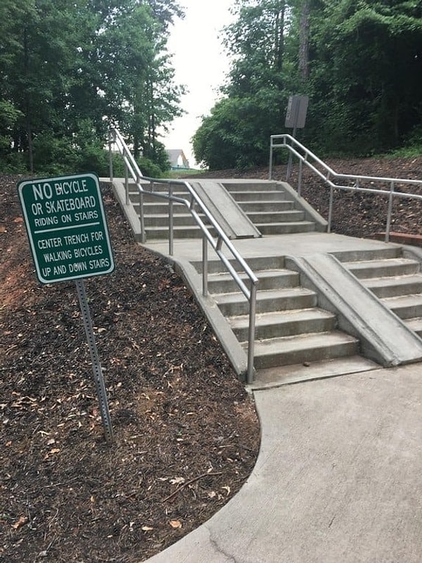 13. Здесь у вас не возникнет проблем с переносом велосипеда через ступени лестницы. Всё для людей!