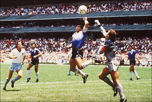 3. Мяч мирового первенства в Мексике 1986 года отличался от предыдущих "коллег" тем, что был полностью изготовлен из синтетических материалов. Какое имя он получил?