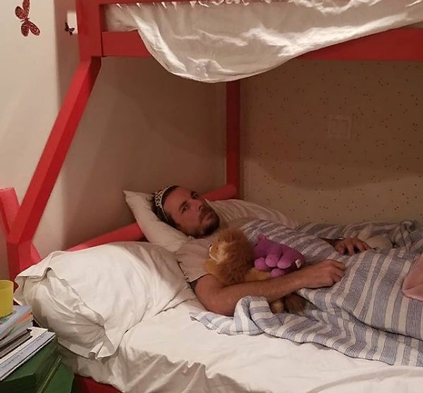 2. Австралийский актер Дэкс Шепард играет со своими детками