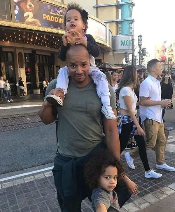 10. Дональд Фэйсон (есть тут фанаты «Клиники»?) с детками на прогулке