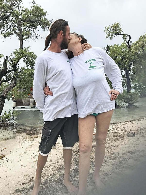 Они познакомились в 2003 году, когда Дебби было 35, а Джо и того меньше. По словам женщины, это была любовь с первого взгляда: