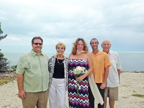 Было решено скрывать отношения от родственников. Если в доме кто-нибудь появлялся, ребята говорили, что Джо живет в комнате для гостей.