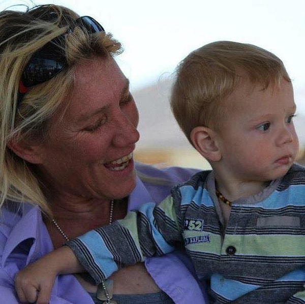 От некоторых других мам она отличается, пожалуй, только тем, что до сих пор кормит своего малыша грудью.