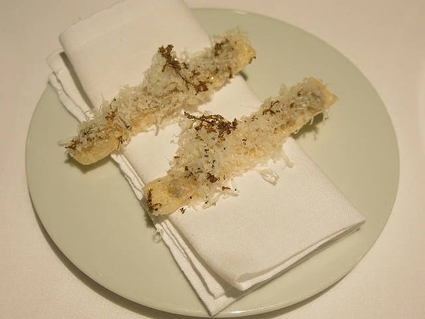 12. Крекеры с лярдом, черным трюфелем и пармезаном