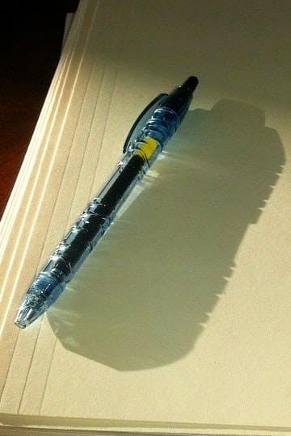 8. Geri dönüştürülmüş pet şişelerden yapılmış bu kalemin gölgesi pet şişeye benziyor!