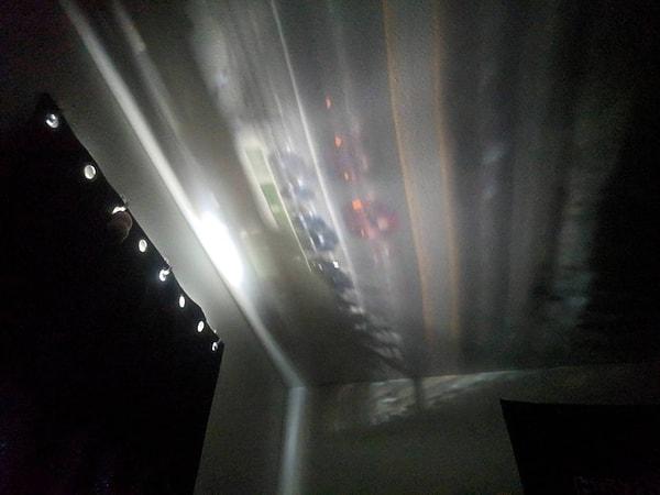 8. Dışarıdan gelen ışıklar perde deliklerinden geçerek dışarıdaki sokağın görüntüsünü tavana yansıtıyor. Resmen istemeden yapılmış bir kamera deliği görevi görüyor!