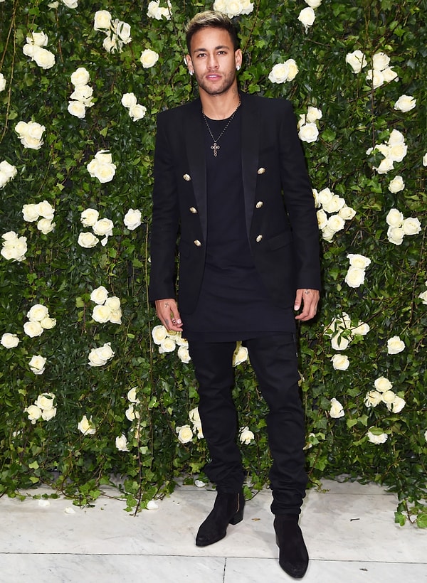 6. Бразилец Неймар любит все модное и дорогое и умудряется сочетать спортивные и классические вещи. А в холода предпочитает носить белую пушистую шубу (из экомеха, естественно).