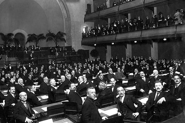 9. США стали членом Лиги Наций в...?