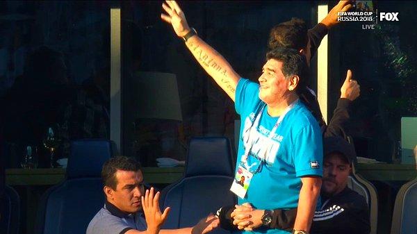 Durum öyle bir hal aldı ki güvenlik görevlisi Maradona'yı tutmak için görevlendirildi.