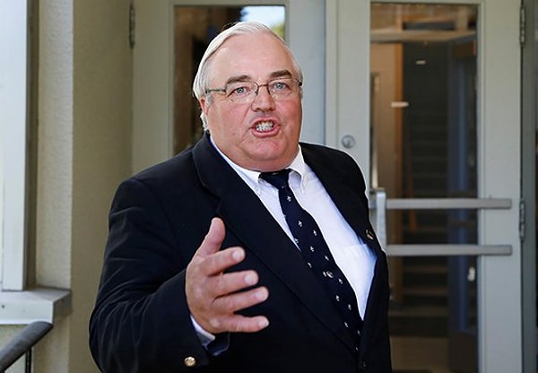 1. Также Блэкмора, отца 149 детей, приговорили к 150 часам общественных работ с испытательным сроком в 12 месяцев.