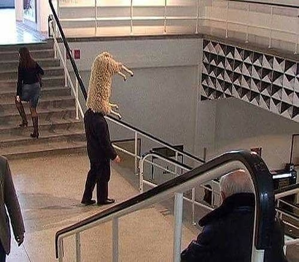 2. Эээ.. это новый модный головной убор?