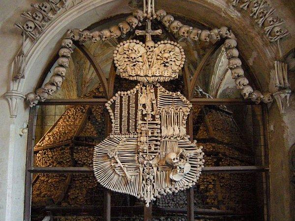 93. Çek Cumhuriyeti'ndeki Sedlec'in iskelet kilisesinde kemikten yapılma avizeleri görmelisiniz.
