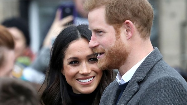 5. Меган смотрит на Гарри и никого вокруг не замечает.