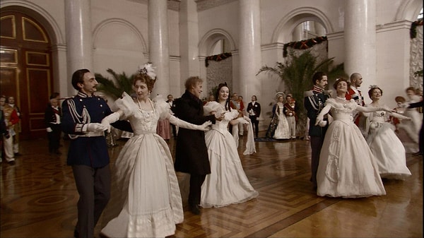 Дамы в изящных платьях, мужчины в шикарных костюмах...