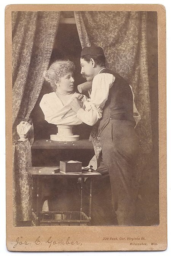 6. Мужчина создает реалистичный бюст женщины. Висконсин, США, 1896 год.