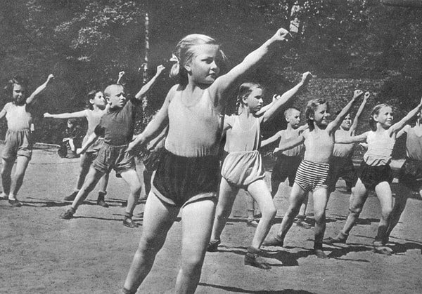 1. Сколько обычно длилась одна смена в пионерском лагере?