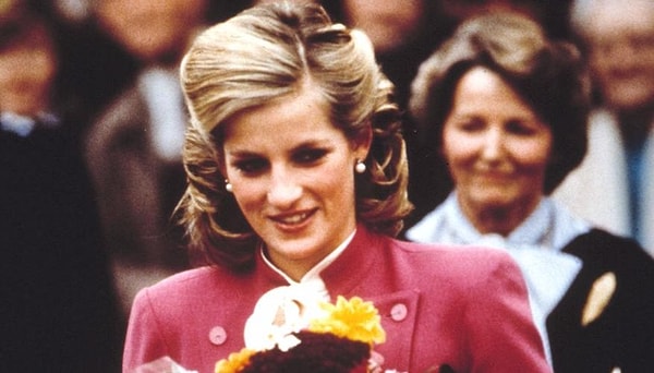 3. Принц Чарльз вначале встречался с сестрой Дианы Сарой Спенсер.