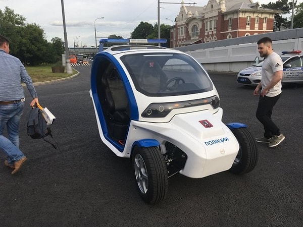 4. Вот такие электромомбили появились у полиции России к ЧМ по футболу 😆