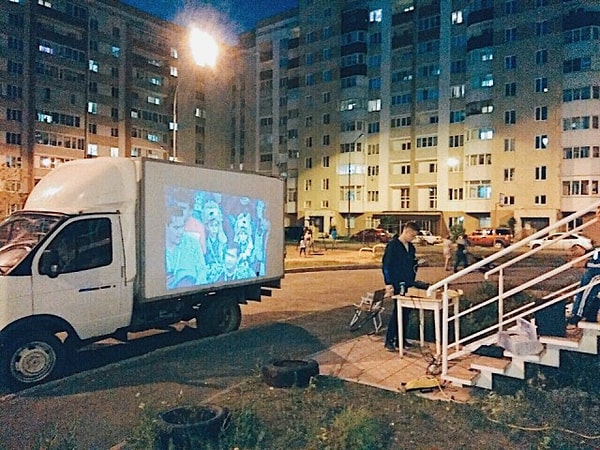 12. Двор - лучший бар для просмотра футбола ⚽️