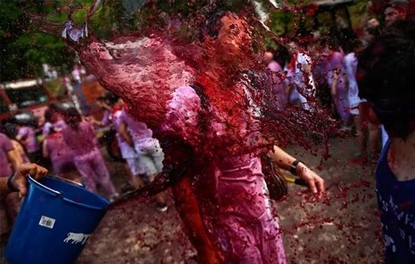 9. По окончанию мессы начинаются винные бои