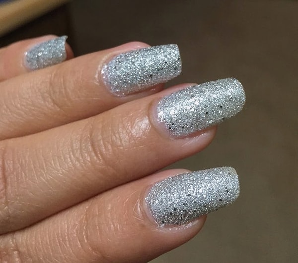 ПРОТИВ: глиттерный маникюр
