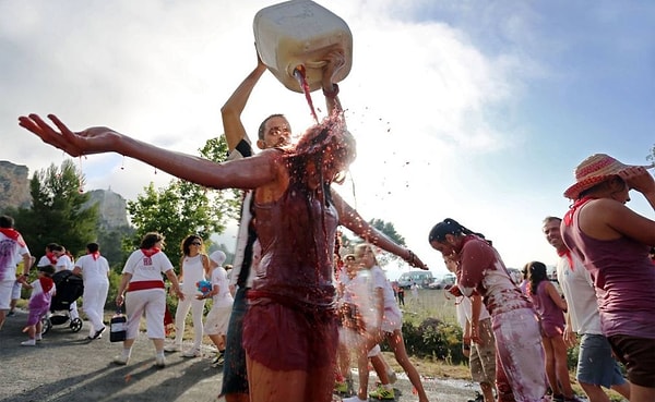 6. Историки считают, что традиция возникла благодаря почти тысячелетнему спору между двумя населенными пунктами Аро и Миранда де Эбро за право владения Бибилийскими скалами