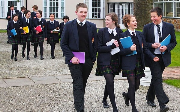 2. Причина? Руководство учебных заведений не хочет обижать учеников-трансгендеров, а также утверждает, что юбки могут стать причиной сексуальных домогательств.