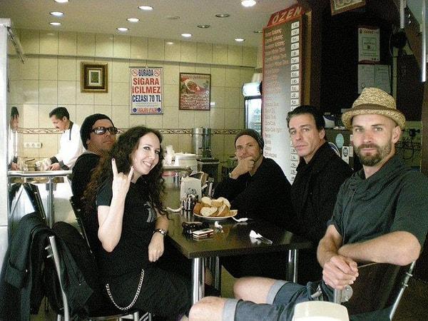 5. 2010 yılında düzenlenen Sonisphere Festivali'nden sonra Rammstein'ın esnaf lokantasına gidip karnını doyurması.