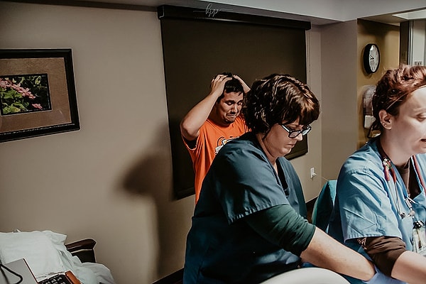 4. А он ужинал на ступеньках дома, потому что его жену рвало от запаха пищи.