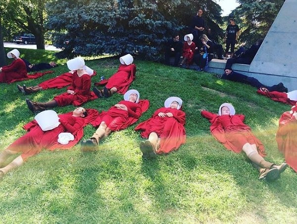 6. Вот так проходят перерывы между съемками сериала "Рассказ служанки"