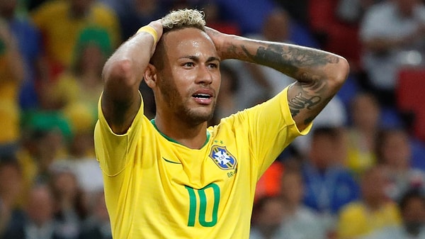 10. На ЧМ 2014 года Неймар получил серьезную травму в матче с Колумбией в 1/8 финала и дальше не смог продолжать игру.