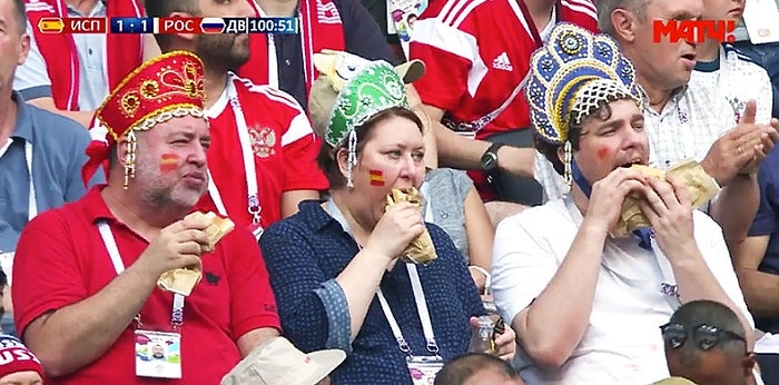 «Играйте так, как мы едим!»: Трое жующих болельщиков в кокошниках стали звездами соцсетей и мемами
