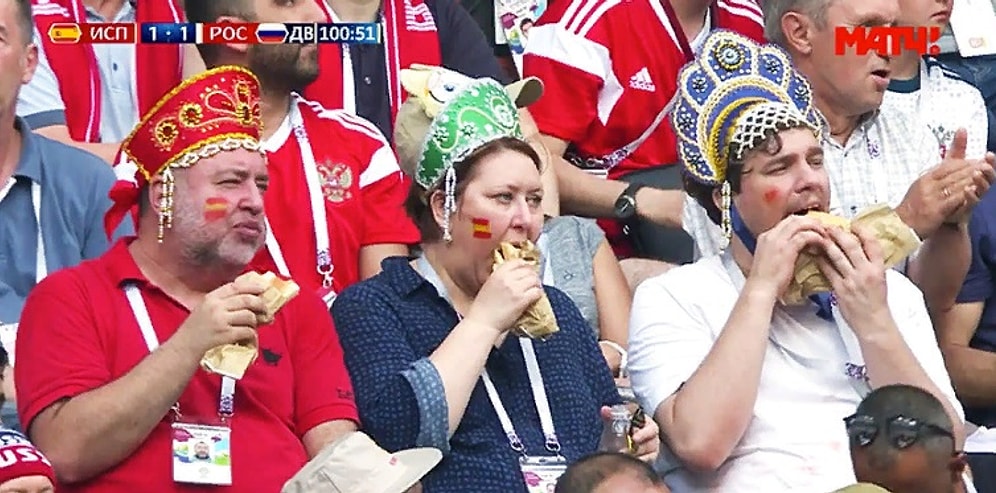 «Играйте так, как мы едим!»: Трое жующих болельщиков в кокошниках стали звездами соцсетей и мемами