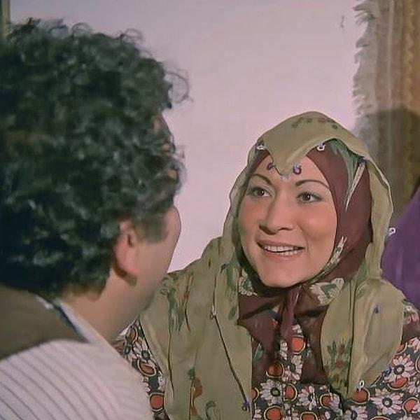 12. Köyden İndim Şehire filminde Himmet'in karısını canlandıran oyuncu Oya Alasya, Zeki Alasya'nın bir dönem eşiydi.