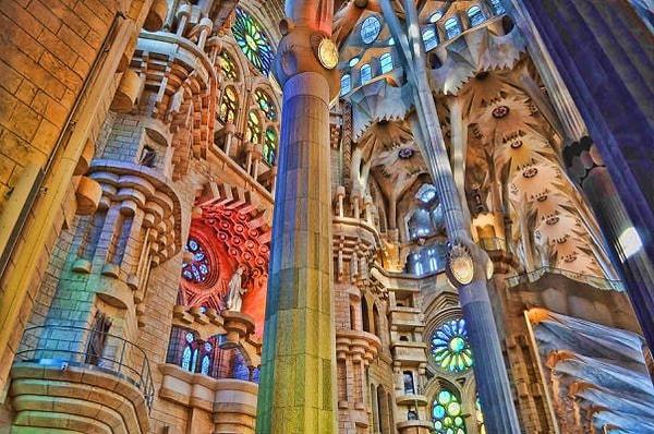Bu uzun süreçte inşaat birçok kez kesintiye uğruyor. 1926'da Gaudi'nin ölümünden sonra fon bulunamadığı ve iç savaşın çıkması nedeniyle inşaat yavaşlamaya başlıyor. II. Dünya Savaşı'nın da patlak vermesi inşaata ikinci darbeyi vuruyor.