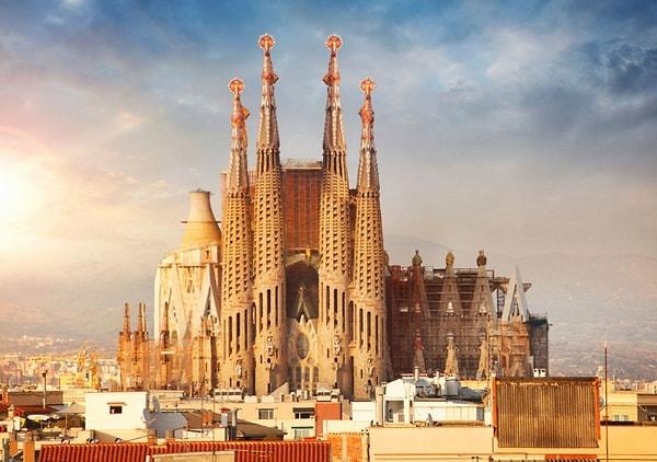 Gaudi'nin güçlü mimari tasarımı yapım sürecini zorlaştıran etkenlerden bir diğeri. Yapının tamamlanma projesinin baş mimarı Mark Burry, bu yapıyı tanımlarken "kentin içinde devasa bir heykel" cümlesini kullanıyor.