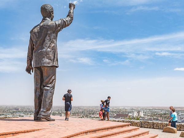 2. Какой политический лидер пробыл в тюрьме 27 лет, а затем стал президентом своей страны?