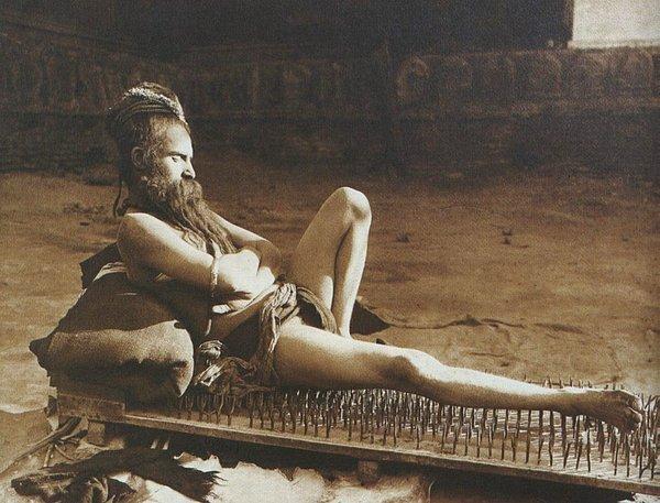 21. Çivili yatakta yatan bir adam - Hindistan, 1907