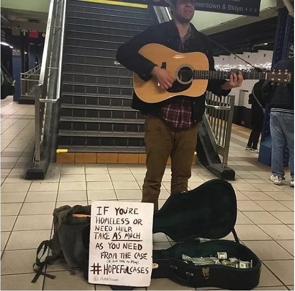 16. «Если вы бездомный или нуждаетесь в деньгах, возьмите столько, сколько вам нужно, из этого футляра #футлярнадежды»