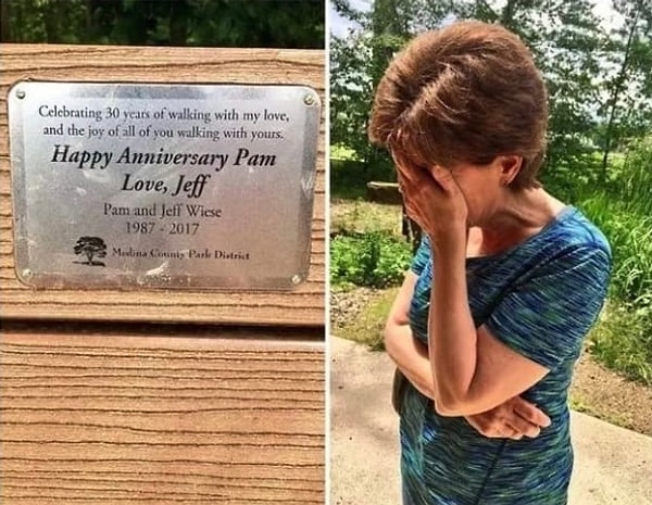 30. «Мой папа подготовил сюрприз для мамы на их 30-ю годовщину: он посвятил ей скамеечку в парке, в котором они всегда гуляли вместе»