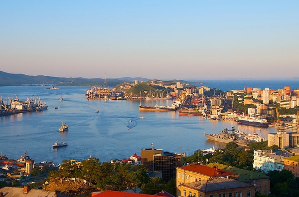 9. Выход к каким океанам имеет территория Дальнего Востока?