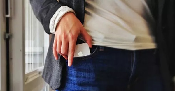 9. Когда кажется, что телефон вибрирует в кармане, но вытащив, понимаешь, что это не так...