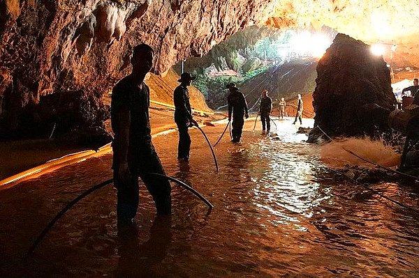 Mağarada kurtarılmayı bekleyen 8 çocuk ve antrenör için ise 10 ile 20 saatlik bir operasyon hazırlığı yapılacağı bilgisi paylaşıldı.