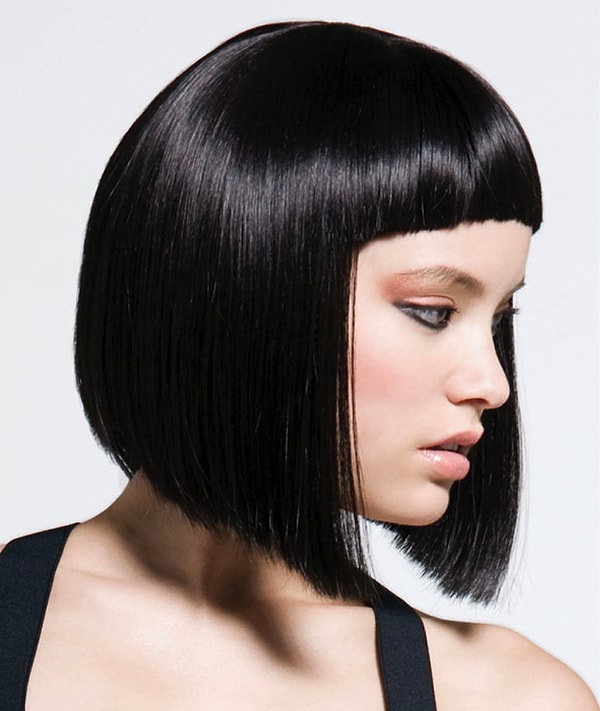 9. Как называется средней длины прическа с прямой челкой и слегка подкрученными концами волос?