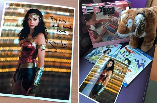 4. В детскую больницу, кстати, Гадот пришла не с пустыми руки, а подарила ее маленьким пациентам подарки — раскраски, игрушки и свои фотографии с автографами.