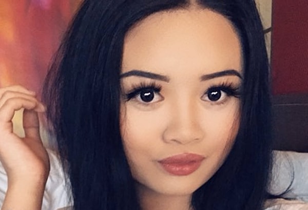 2. В результате Stevey, которая была не в восторге от идеи общаться со служителем церкви, пришлось сначала притвориться спящей, а потом выпрыгнуть в окно.